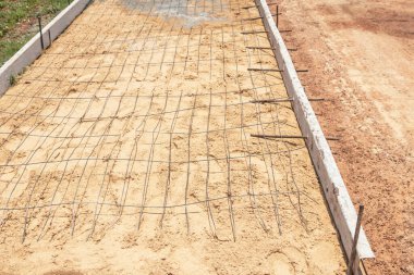 Yol inşaatına beton dökmeden önce demir tel örgü güçlendirme