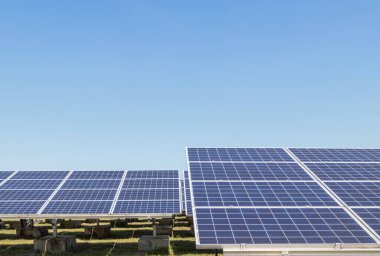 Güneş santralindeki polikristalize silikon güneş hücreleri veya fotovoltaik hücre, güneşten gelen ışık enerjisini güneşten gelen alternatif yenilenebilir enerji verimliliğine çevirir.