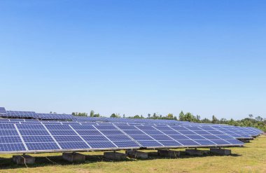 Güneş panelleri veya güneş pilleri veya güneş enerjisi istasyonundaki fotovoltaik, yenilenebilir yeşil enerji enerji verimliliğidir.
