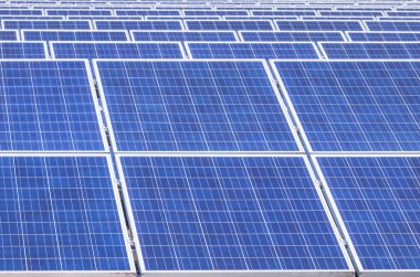 Güneş enerjisi santralindeki çokkristalize silikon güneş hücreleri veya fotovoltaik hücreler gökyüzüne doğru dönerek güneş ışığını emer alternatif yenilenebilir enerji verimliliği sağlar 