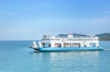 Yolcu ve araçları taşıyan büyük feribot Koh Chang adası ile Trad bölgesi arasında mavi denizden geçiyor. Tayland kargo lojistik nakliye konsepti..