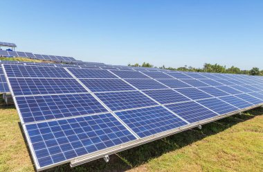 Güneş santralindeki çokkristalize silikon güneş hücreleri veya fotovoltaik hücre güneşten gelen ışık enerjisini yenilenebilir elektrik enerjisine dönüştürür