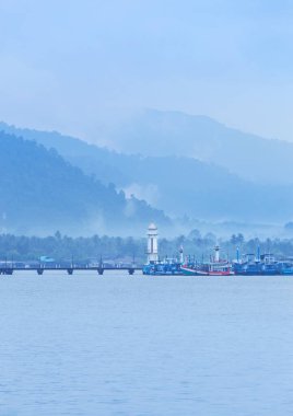 Sabahın erken saatlerinde Trat Tayland, Koh Chang Adası 'ndaki Salak Phet rıhtımının rıhtımındaki deniz fenerinin manzara manzarası.