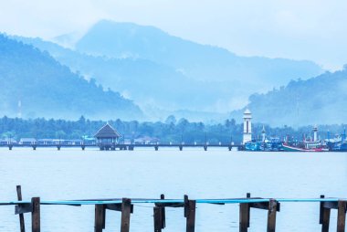 Sabahın erken saatlerinde Trat Tayland 'da Koh Chang Adası' ndaki Salak Phet körfezindeki Salak Phet rıhtımındaki deniz fenerinin manzara manzarası.