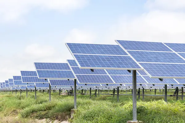 Güneş enerjisi istasyonundaki sıra sıra güneş panelleri veya güneş pilleri veya fotovoltaik enerji üretim teknolojisi yenilenebilir yeşil enerji verimliliğidir.