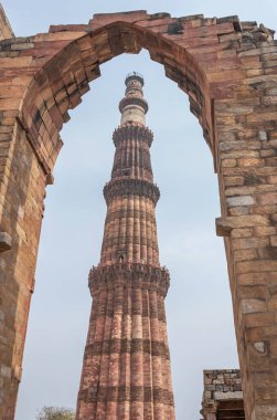 Kutub Minar, Delhi, Hindistan 'da bulunan eski tuğla kapı kemerinden çerçevelenmiş en uzun tuğla minare zafer kulesi..