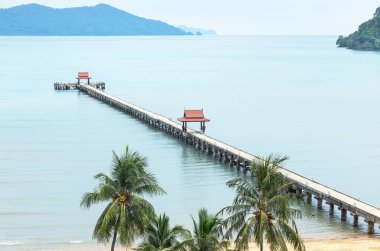 Sahildeki uzun beton iskelenin manzarası mavi gökyüzünde Koh Chang Adası, Trat Tayland