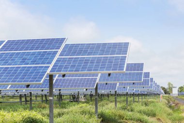Güneş Pilleri ya da fotovoltaik güneş Santrali alternatif temiz yenilenebilir enerji verimliliğinde