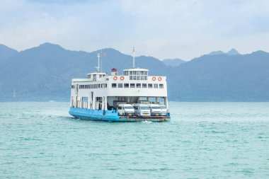 Yolcu ve araçları taşıyan büyük feribot Koh Chang adası ile Tayland 'ın Trad bölgesi arasında mavi denizden geçiyor. 