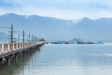 Trat Tayland 'daki Koh Chang Adası' ndaki Salak Phet balıkçı köyünün rıhtımındaki deniz fenerinin manzarası. 