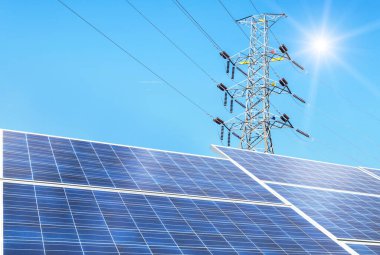 Güneş enerjisi santralinde yüksek voltajlı elektrik pilonu alt istasyonu olan çok kristalli silikon güneş pilleri veya fotovoltaikler     