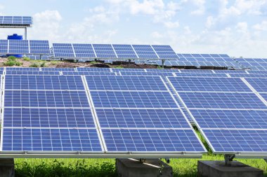 Güneş panelleri veya güneş pilleri veya güneş enerjisi istasyonundaki fotovoltaik, yenilenebilir yeşil enerji enerji verimliliğidir.