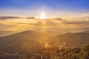 Sabahın erken saatlerinde Doi Mae salong köyü Doi Mae Salong, Chiang Rai, Tayland 'da beyaz sisle birlikte yüksek hava manzaralı.