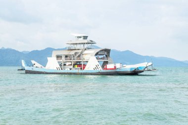 Yolcu ve araçları taşıyan büyük feribot Koh Chang adası ile Tayland 'ın Trad bölgesi arasında mavi denizden geçiyor. 