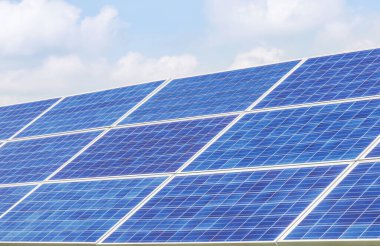 Güneş panelleri veya güneş pilleri veya güneş enerjisi istasyonundaki fotovoltaikler 