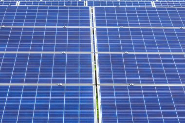 Güneş enerjisi istasyonundaki sıra sıra güneş pilleri veya fotovoltaik güneş enerjisini güneşten alternatif yenilenebilir enerji verimliliğine dönüştürür.