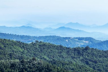 Güneşli bir günde yüksek açılı manzara PU Ruea Ulusal Parkı Loei, Tayland