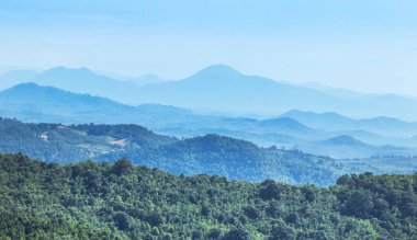 Güneşli bir günde yüksek açılı manzara PU Ruea Ulusal Parkı Loei, Tayland