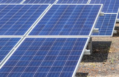 Güneş Pilleri ya da fotovoltaik güneş güç istasyonu ışık enerjisini güneşten elektrik alternatif yenilenebilir temiz enerji verimliliği güneşten dönüştürmek