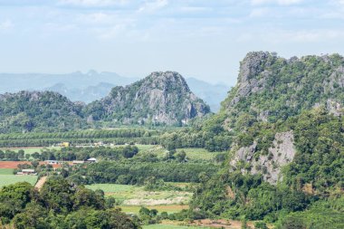 Tayland 'ın Loei ilindeki Phu Pa Por bakış açısından yağmur ormanlarındaki kireçtaşı dağlarının yüksek açılı manzarası .