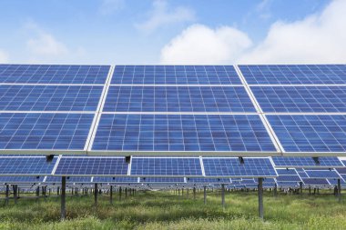 Güneş enerjisi santralindeki polikristalize silikon güneş hücreleri veya fotovoltaik hücreler dizisi