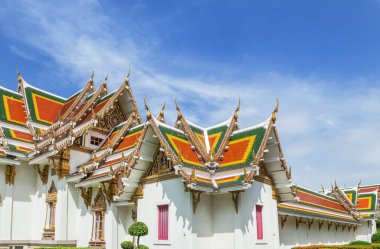           Mimari geleneksel tapınak Thai tarzı Wat Phra Sri Mahathat woramahawihan Bang Khen, Bangkok Tayland mavi gökyüzü