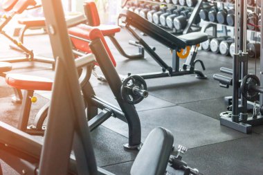 Sağlık egzersiz donanımları, modern bir fitness merkezi spor salonunda vücut geliştirme için