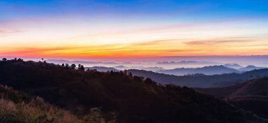 Yüksek açılı tropikal yağmur ormanları dağları Ban I-Tong, Pilok, Thong Pha Phum üzerinde gün doğumunda. Kanchanaburi, Tayland Tayland sınırı - Myanmar. 