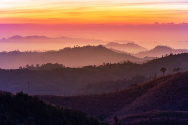 Thai sınırı arasındaki dağların üzerinden gün batımı manzarası - Myanmar Thong Pha Phum Ulusal Parkı, Kanchanaburi, Tayland. 