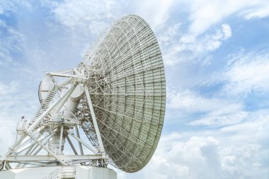 Büyük radyo antenli astronomi çanağı gökyüzünde gökyüzüne doğru dönüyor. Dünya iletişim anten sistem merkezi istasyonunda.