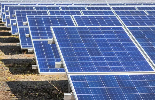 polikristalin silikon güneş pilleri veya güneş enerjisi santralinde fotovoltaik hücreler gökyüzüne çevirmek güneşten güneş ışığı absorbe 