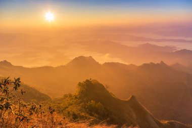 Chiang Rai, Tayland Phu Chi Dao veya Phu Chee Dao dağ bakış açısından sabahın erken saatlerinde sis kaplı katmanları dağ tepeleri ile gün doğumu Manzara görünümü 
