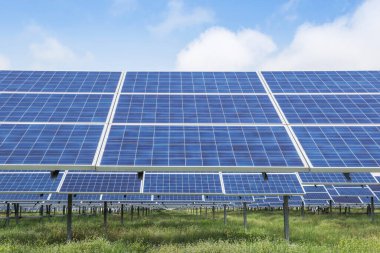 Güneş enerjisi istasyonundaki sıra sıra güneş pilleri veya fotovoltaik güneş enerjisini güneşten alternatif yenilenebilir enerji verimliliğine dönüştürür.