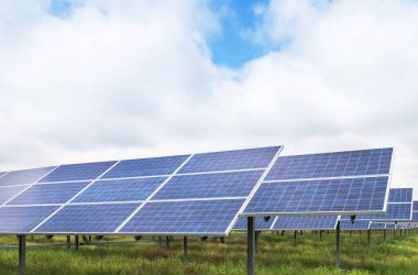 Güneş Pilleri ya da fotovoltaik güneş güç istasyonu ışık enerjisini güneşten elektrik alternatif yenilenebilir temiz enerji verimliliği güneşten dönüştürmek
