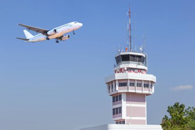 Hava trafik kontrol kulesi üzerinde mavi gökyüzü kalktıktan yolcu uçak jet ile Uluslararası Havaalanı 