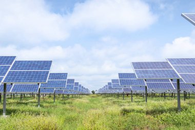 polikristalin silikon güneş pilleri ya da fotovoltaik hücreler güneş enerjisi Santrali istasyonunda satır dizi