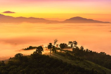  Yun lai bakış açısı, pai, Mae Hong Son tayland tepenin üstünde sabahın erken saatlerinde kapak sis ile gündoğumu Manzara görünümü.