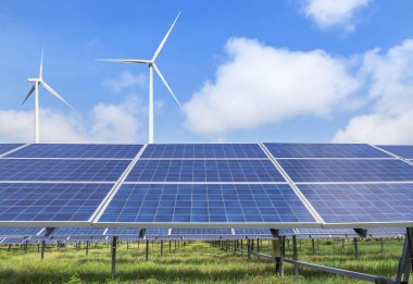 güneş pilleri ile hibrid santral sistemleri istasyonunda mavi gökyüzü üzerinde elektrik üreten rüzgar türbinleri 