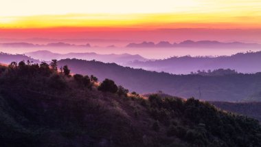 Gün batımında Ban I-Tong, Pilok, Tanga Pha Phum üzerinde yüksek açılı dağlar. Kanchanaburi, Tayland Tayland sınırı - Myanmar