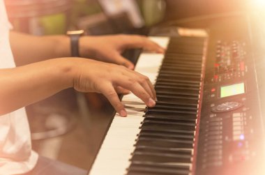 Gece konserinde orkestrada klavye sentezleyicisi çalan piyanistin ellerini kapat.