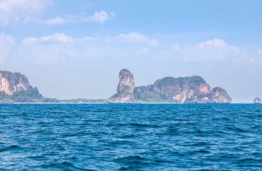 Mavi gökyüzü ile denizde büyük kireçtaşı standı, varış noktaları Tayland konsepti.