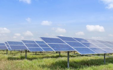 Güneş panelleri veya güneş pilleri veya güneş enerjisi istasyonundaki fotovoltaikler 