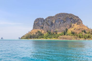  Güneşli bir günde mavi gökyüzünün altında ada kireçtaşından kayaların manzarası