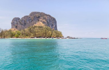 Güneşli bir günde mavi gökyüzünün altında, Andrea Denizi 'ndeki ada kireçtaşı kayalarının manzarası.