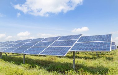 Güneş panelleri veya güneş pilleri veya güneş enerjisi istasyonundaki fotovoltaik, yenilenebilir yeşil enerji enerji verimliliğidir.