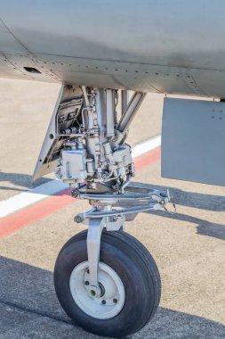 Pistteki savaş jeti askeri uçaklarının tekerlek ve fren sistemlerini detaylandır.