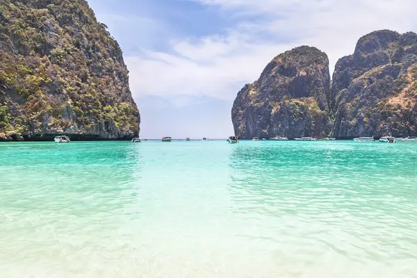 maya'nın görünümü phi phi Island, krabi, Tayland en popüler plaj bay. 