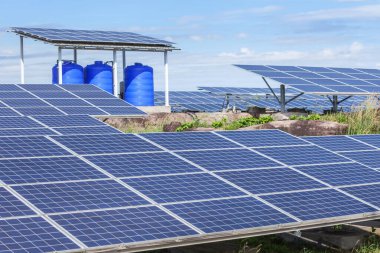 Güneş panelleri veya güneş pilleri veya güneş enerjisi istasyonundaki fotovoltaik, yenilenebilir yeşil enerji enerji verimliliğidir.