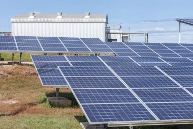 Güneş enerjisi istasyonundaki polikristalize silikon güneş hücreleri ya da fotovoltaik hücrelerden oluşan sıra yukarı doğru döner ve güneş ışığını emer. 