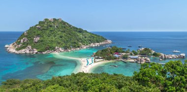 Koh Nang Yuan Adası 'nın mavi gökyüzü altındaki manzara manzarası yaz günü Koh Nang Yuan Adası Tayland, Samui, Surat Thani, Tayland Körfezi' ndeki en popüler turistik merkezdir. 